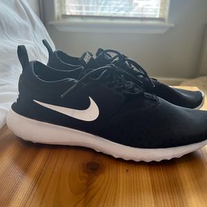 Nike shoes women size 9.5 like new!
